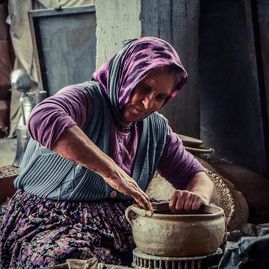 mujer trabajando cerámica